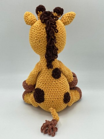 Knuffel giraffe achter