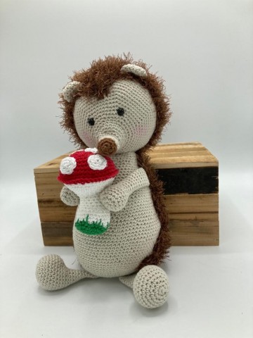 Knuffel egel met paddestoel